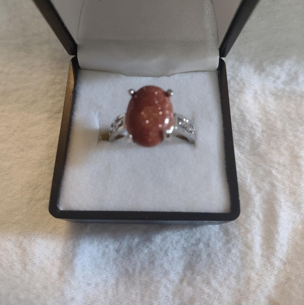 New women's size 8 3/4 ring